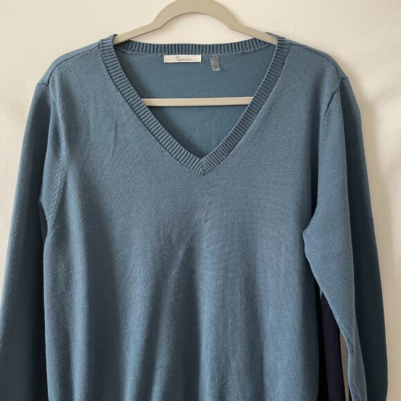 89th + Madison Womens Pale Blue And Navy V Neck Asymmetrical Hem Sweater Size L - Picture 2 of 11